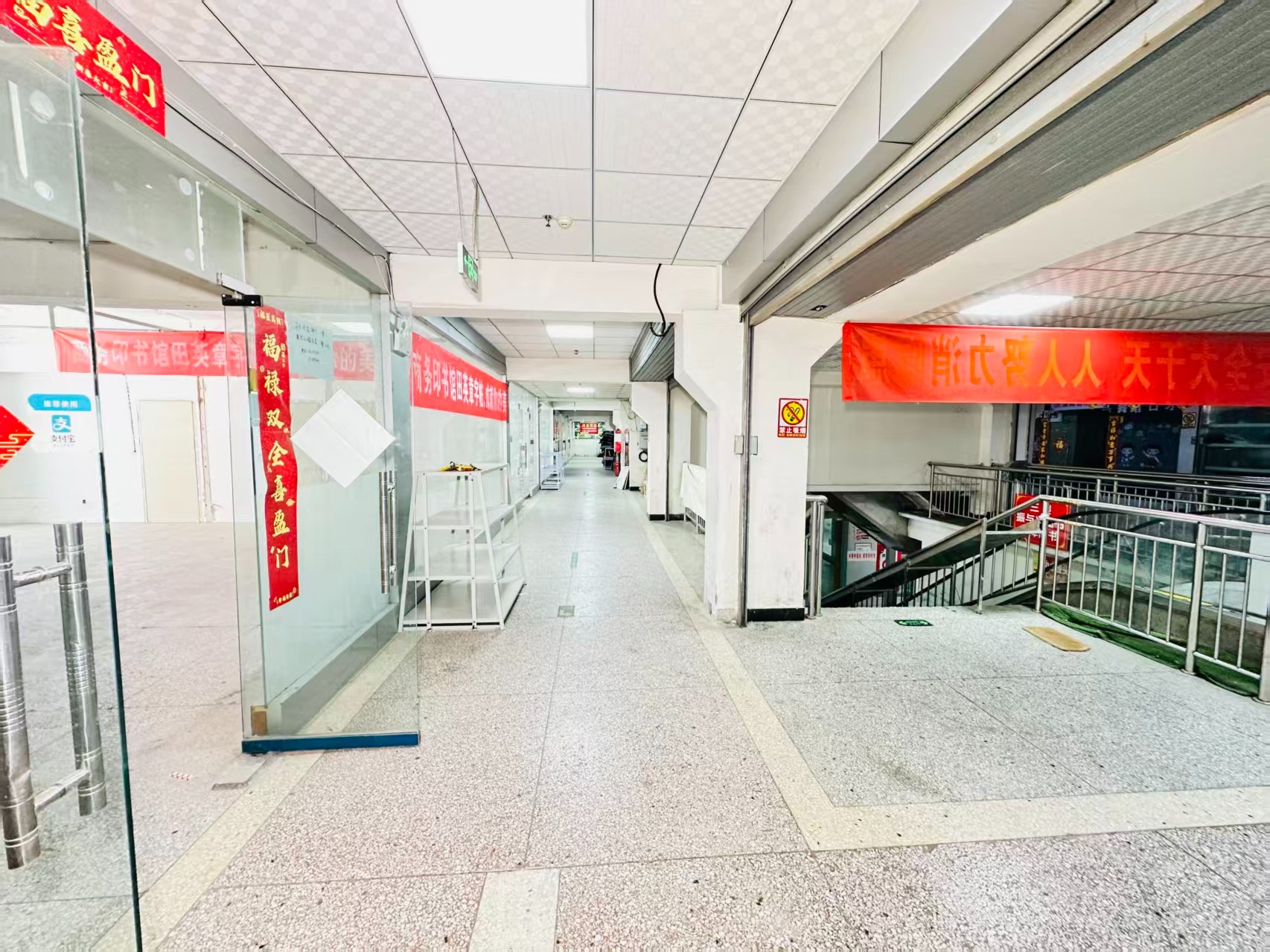 神韵路引入人工智能技术应用场景，推动AI与商业、零售、电商、企业服务等领域融合发展。